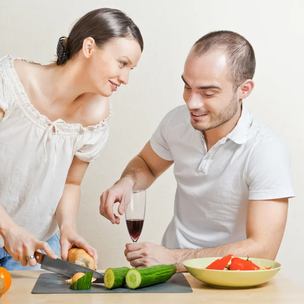 Giovane amore coppia cucina. Grande copyspace — Foto Stock