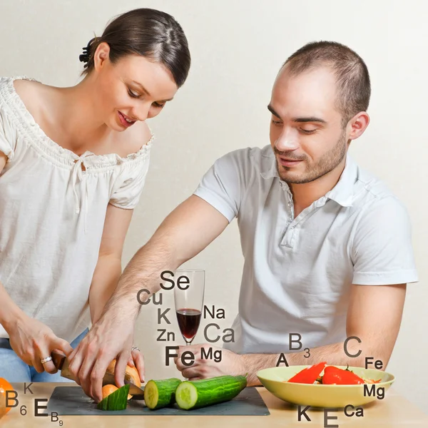 Молодая прекрасная пара готовит сбалансированную диету. Большое копирайт пространство. Вита — стоковое фото
