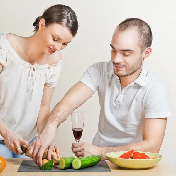 Giovane amore coppia cucina. Grande copyspace — Foto Stock