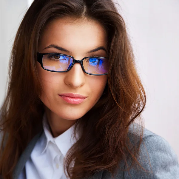 Χαλαρή γυναίκα όμορφη ΝΕΩΝ ΕΠΙΧΕΙΡΗΜΑΤΙΩΝ που φοράει γυαλιά κάθεται ένα — Φωτογραφία Αρχείου