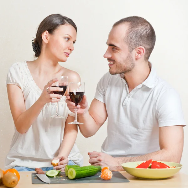 Jeune couple d'amour cuisine et boire pleurnichard rouge de belle — Photo