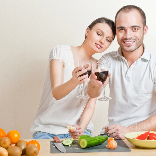Retrato de una feliz pareja preparando comida en la cocina y dri —  Fotos de Stock