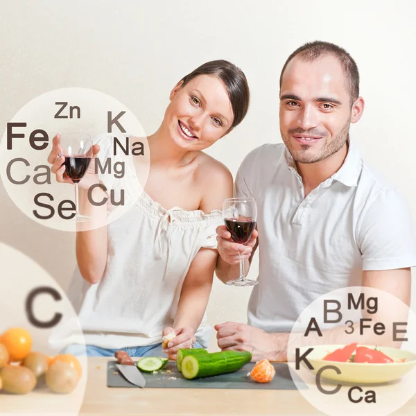 Junges schönes Paar, das eine ausgewogene Ernährung zubereitet. großer Copyspace. Lebenslauf — Stockfoto