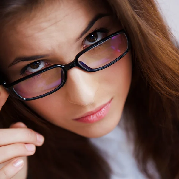 Vacker ung affärskvinna glasögon som sitter avslappnad en — Stockfoto