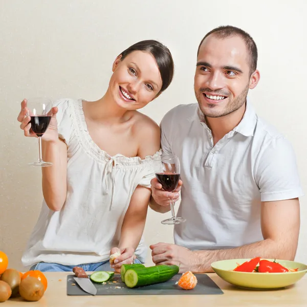 Amor jovem casal cozinhar — Fotografia de Stock