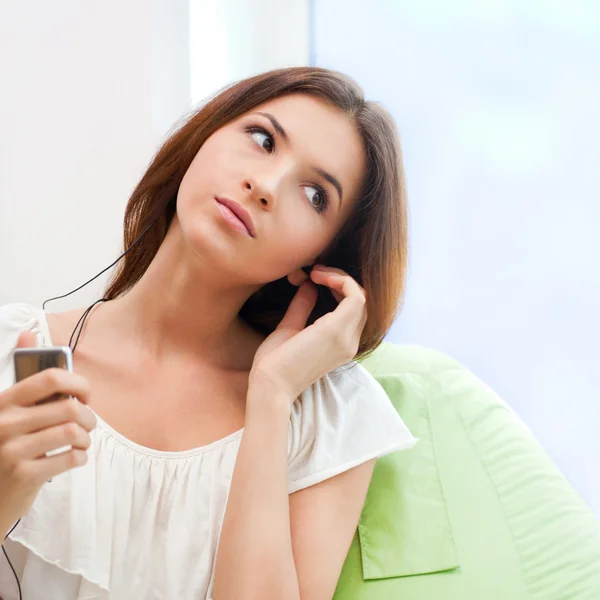Portrait of a quiet woman enjoying some music in her bedroom — Stock Photo, Image