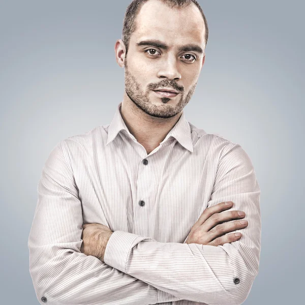 Mode junger Geschäftsmann auf grauem Hintergrund — Stockfoto