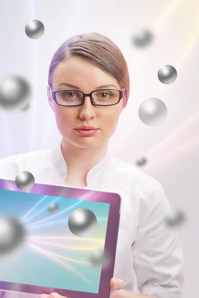 Giovane donna medico in cappotto bianco in possesso di tablet pc digitale con — Foto Stock