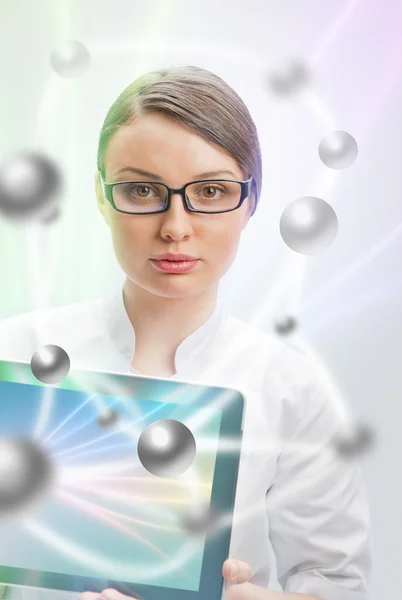 Młoda kobieta lekarz w biały płaszcz gospodarstwa cyfrowy tablet pc z — Zdjęcie stockowe