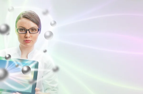 Portret lekarza piękna kobieta z komputera typu tablet — Zdjęcie stockowe