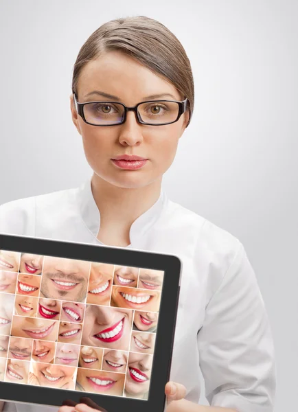 Portréja egy gyönyörű nő fogorvos, tábla-PC — Stock Fotó