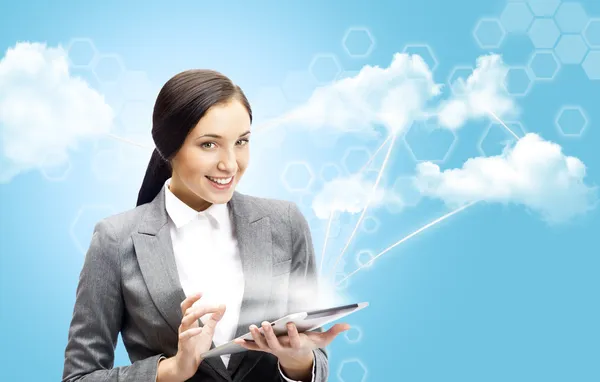 Cloud Computing Konzept und Geschäftsnetzwerk. Arbeit als Unternehmerin — Stockfoto