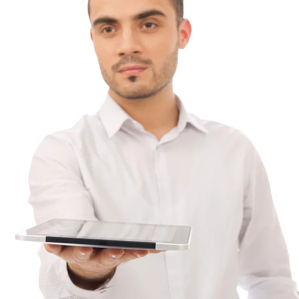 Csinos, alkalmi fiatal férfi Isola gazdaságot, a Touch Pad Tablet Pc — Stock Fotó