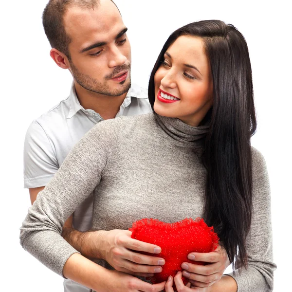 Glada unga vuxna par med rött hjärta på vit bakgrund, emb — Stockfoto