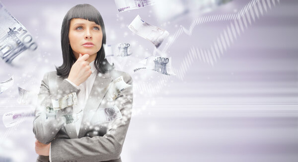 Женщина, стоящая с распростертыми объятиями посреди падающих денег
