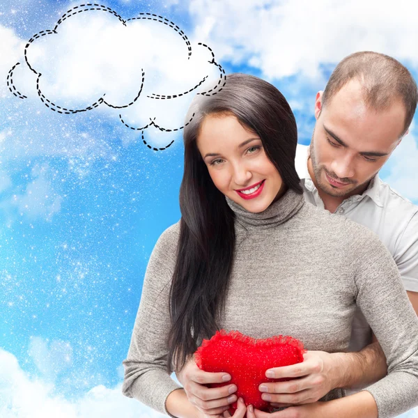 Gelukkige jonge volwassen paar met rood hart op romantische achtergrond w — Stockfoto