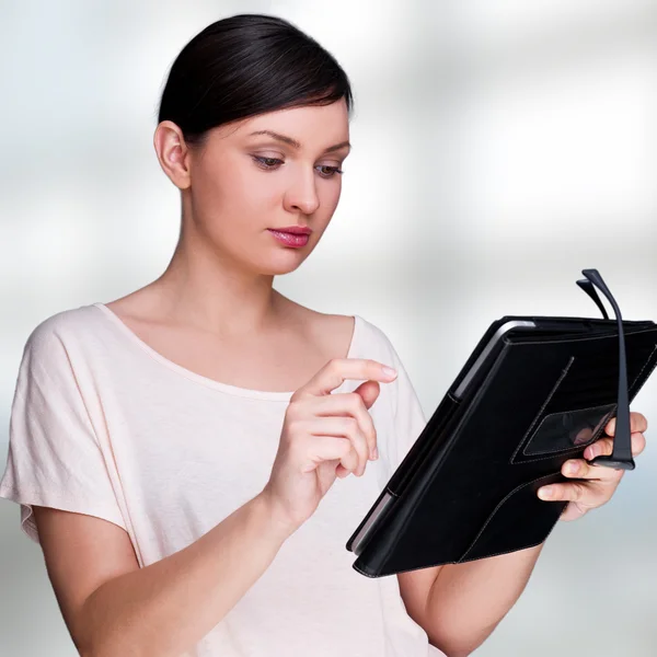 Portret młodej kobiety dość posiadania komputera typu tablet i szkła — Zdjęcie stockowe