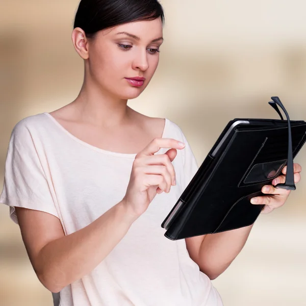 年轻漂亮的女人举行平板电脑和玻璃的肖像 — 图库照片