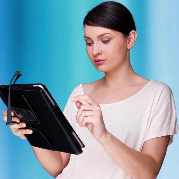 年轻漂亮的女人举行平板电脑和玻璃的肖像 — 图库照片