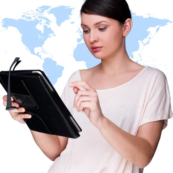 Portrait of young woman standing in fron of big world map and lo — Stock Photo, Image