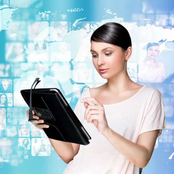 Portret młodej kobiety, trzymając jej komputera typu tablet i ogólnoeuropejskich — Zdjęcie stockowe