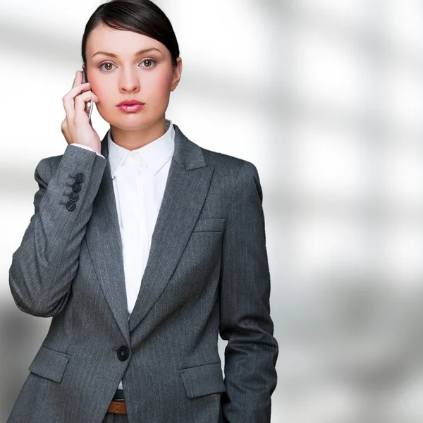 Retrato de mulher de negócios bonita no telefone em seu escritório — Fotografia de Stock
