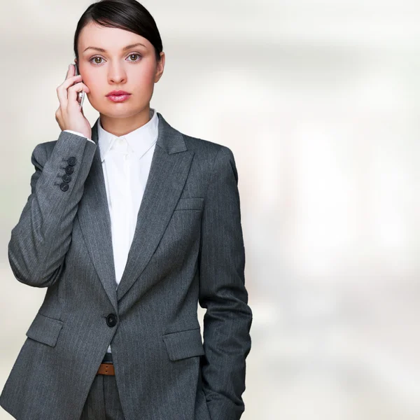 Портрет красивой деловой женщины по телефону в ее офисе — стоковое фото