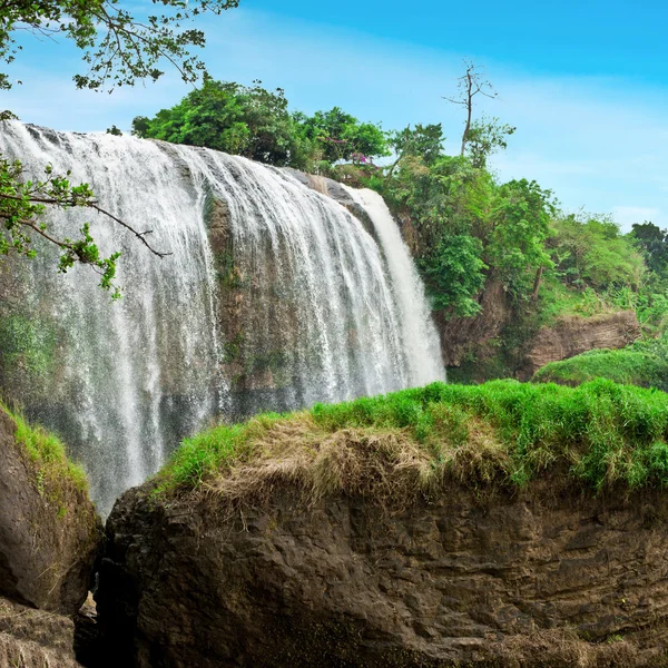 Hermosa cascada en Dalat, Vietnam. Vista panorámica — Foto de Stock