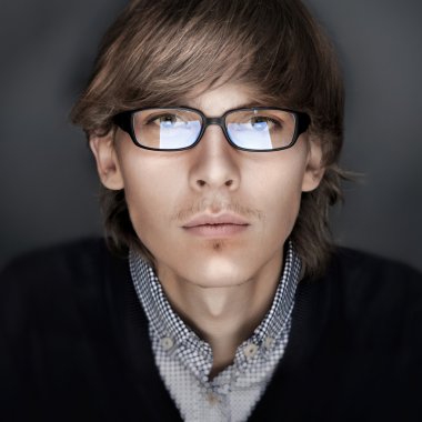 Akıllı ve bilge bir görünüm ile genç esquire adam portresi. seyir