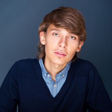 ofis ve işaret içinde oturan bir yetişkin adam portresi