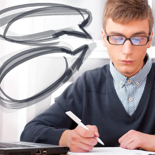 Liceum - młody student mężczyzna pisać notatki w klasie. projekt — Zdjęcie stockowe
