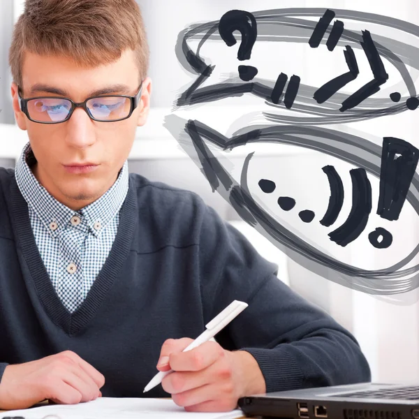Gymnasiet - ung manlig student skriva anteckningar i klassrummet. desig — Stockfoto