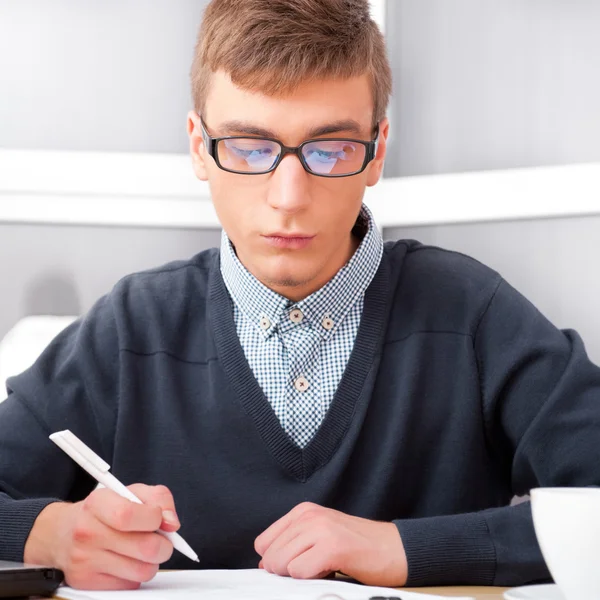 Liceum - młody student mężczyzna pisać notatki w klasie — Zdjęcie stockowe