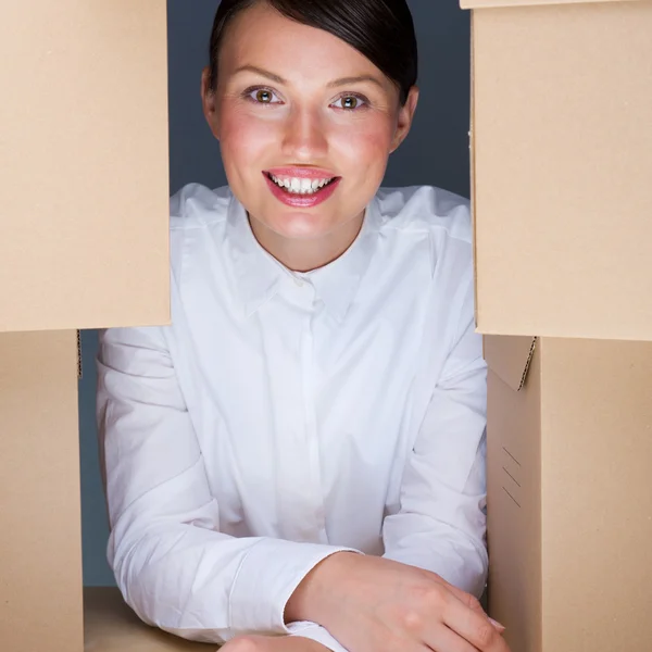 Kutuları bir sürü tarafından çevrili genç bir kadın portresi. Kel bir sürü — Stok fotoğraf