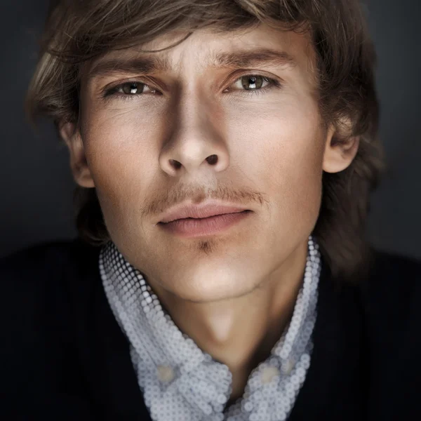 Porträtt av ung esquire man med smart och klok titt. söker — Stockfoto