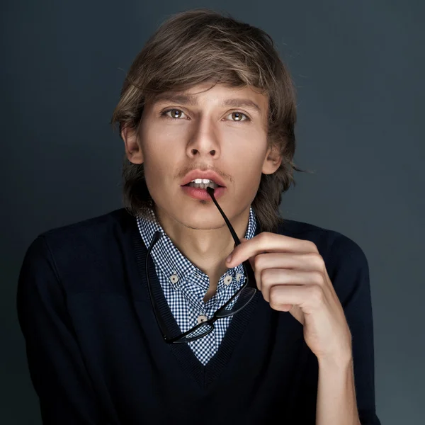 Egy vidám fiatal üzletember ül a Vértes portréja — Stock Fotó