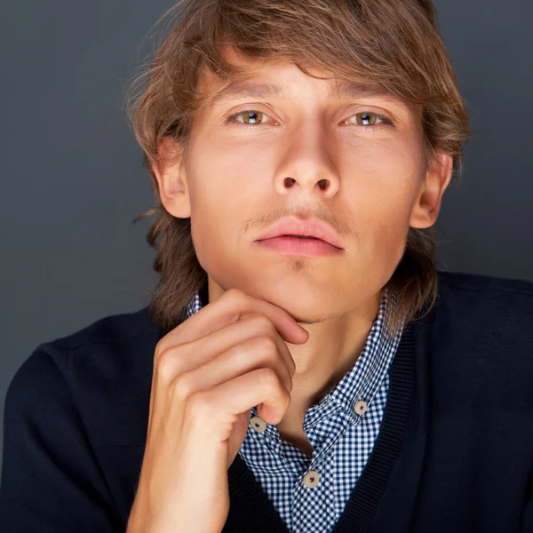 Portret van een jonge man met slimme en verstandige look. kijken naar camer — Stockfoto
