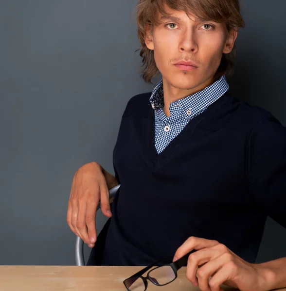 Portré, fiatal, jóképű férfi gondolkodás ülve ellazult egy — Stock Fotó