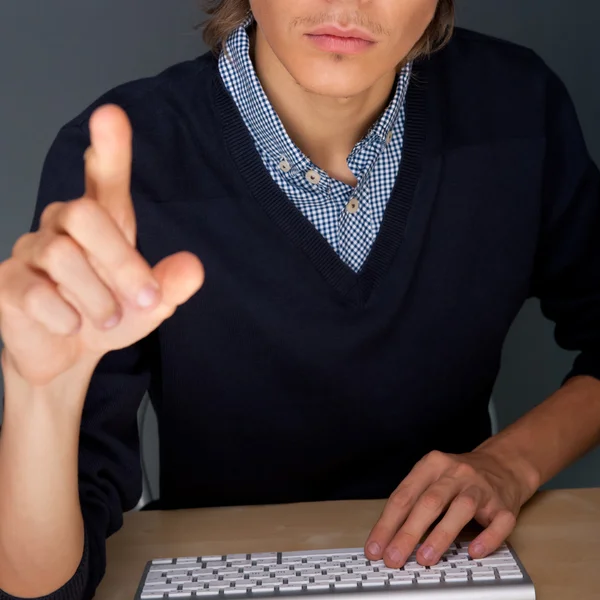 Joven hombre de negocios presionando un botón de pantalla táctil mientras trabaja un —  Fotos de Stock
