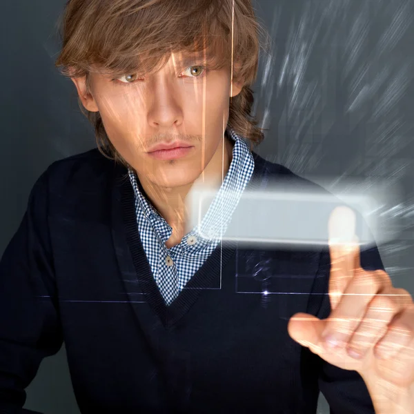 Giovane uomo d'affari premendo un pulsante touchscreen mentre si lavora a — Foto Stock