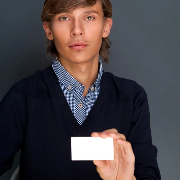 Portret van jonge knappe zakenman houden lege witte busi — Stockfoto