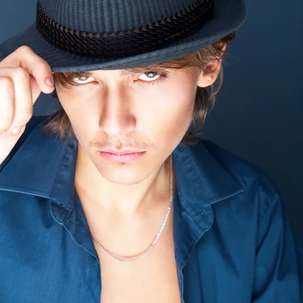 Joven hombre guapo con sombrero retro posando a la cámara —  Fotos de Stock