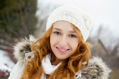 winter park, genç güzel kadın portresi