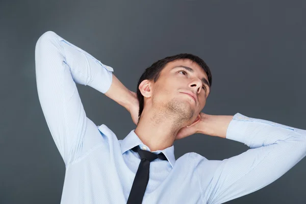 Retrato del hombre de negocios relajado sobre fondo gris. DAYRE — Foto de Stock