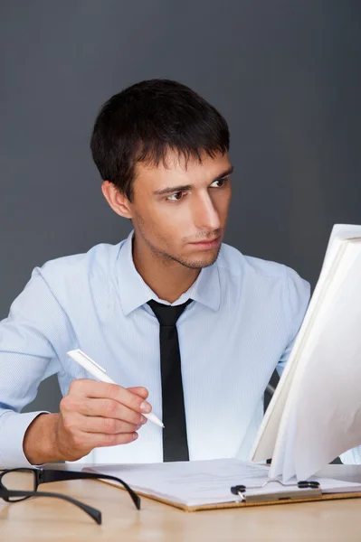 Porträtt av en vuxen business man sitter i i office och registrera — Stockfoto