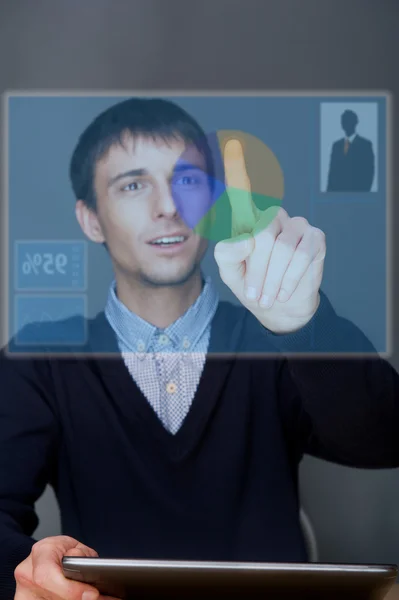 Portrait de l'homme d'affaires adulte appuyant sur un bouton à écran tactile whi — Photo