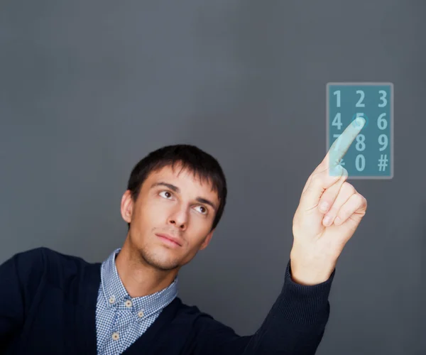 Portret van volwassen bedrijf man op een touchscreen knop whi te drukken — Stockfoto