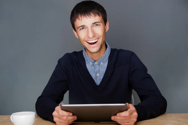 Close-up van een jonge lachende zakenman achter zijn Bureau ag — Stockfoto