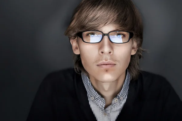 Πορτρέτο του esquire νεαρός άνθρωπος με έξυπνο και σοφό ματιά. ψάχνει — Φωτογραφία Αρχείου