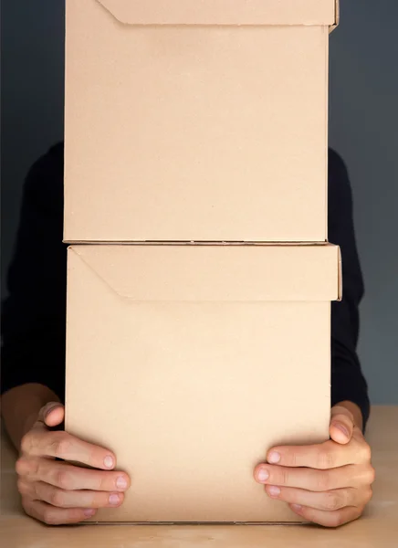 Başarılı posta teslim veya hizmet anlayışı. adam holding cardb — Stok fotoğraf